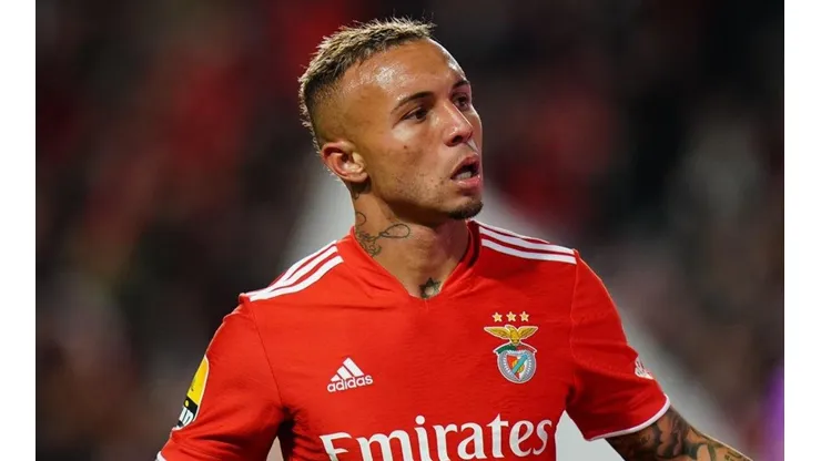 - Everton Cebolinha com a camisa do Benfica