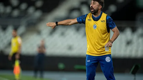 Foto: Jorge Rodrigues/AGIF - Luizinho Lopes segue no comando do Confiança