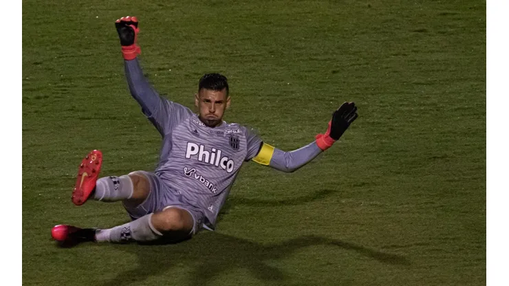 O goleiro Ivan, da Ponte Preta (Foto: Rebeca Reis/AGIF)