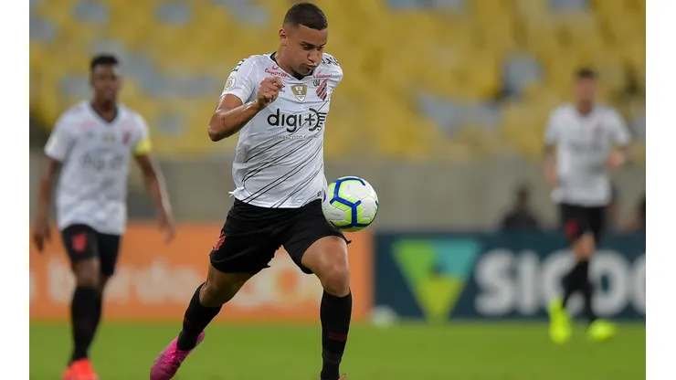 Foto: Thiago Ribeiro/AGIF - Após passagem pelo rival, meia-atacante interessa ao Coxa