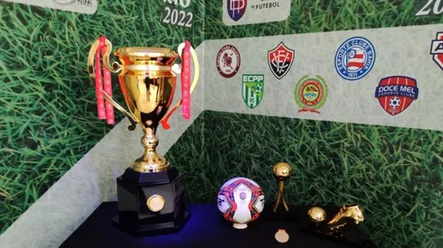 Foto Site Oficial Vitória - Taça e bola do estadual 2022