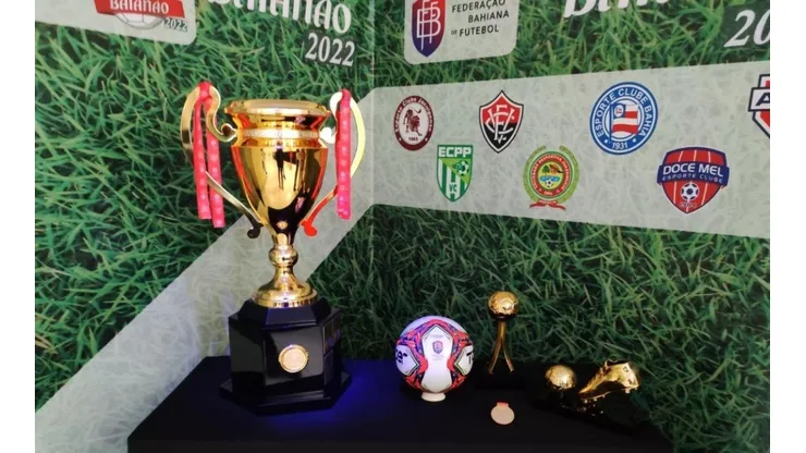 Foto Site Oficial Vitória - Taça e bola do estadual 2022