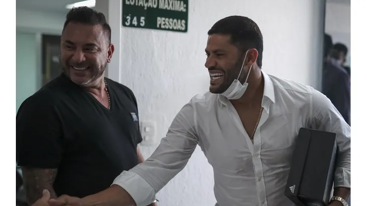 Foto: Pedro Souza / Atlético / Divulgação - "El Turco" e Hulk: dupla teve 1º contato na reapresentação do elenco do Galo