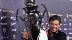 Foto: Rodrigo Valle/Getty Images | Marcelo Gallardo treinador do River com troféu da Liga Profissional 2021