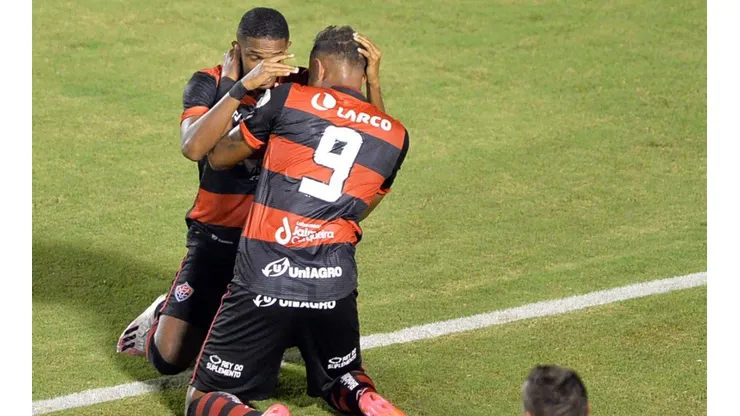 Walmir Cirne/AGIF - Samuel e David festejam gol do Vitória