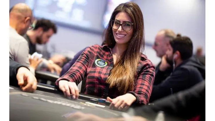 Vivi Saliba é uma profissional de poker com técnica apurada (Foto: 888poker/Divulgação)