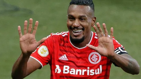 (Photo by Miguel Schincariol/Getty Images) - Edenilson teve seu nome ligado ao Galo, mas foi escalado por Medina.