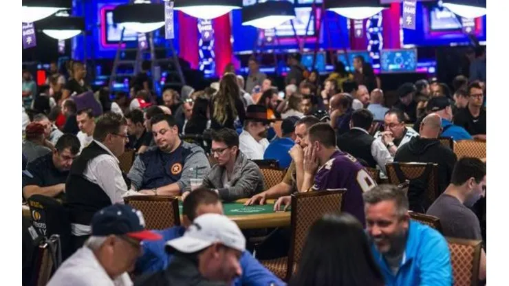 Salão lotado da WSOP (Foto: PokerNews)