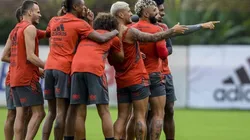 Marcelo Cortes/Flamengo - Atletas do Flamengo se divertem durante treino.