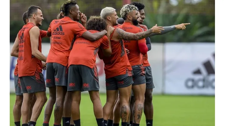 Marcelo Cortes/Flamengo - Atletas do Flamengo se divertem durante treino.