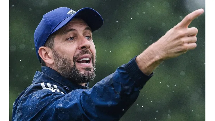 Foto: (@Cruzeiro/Gustavo Aleixo/Cruzeiro/Divulgação) - Paulo Pezzolano, técnico do Cruzeiro, aguarda a contratação de um goleiro
