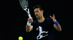Novak Djokovic em ação durante antiga edição do Aberto da Austrália (Foto: Daniel Pockett/Getty Images)
