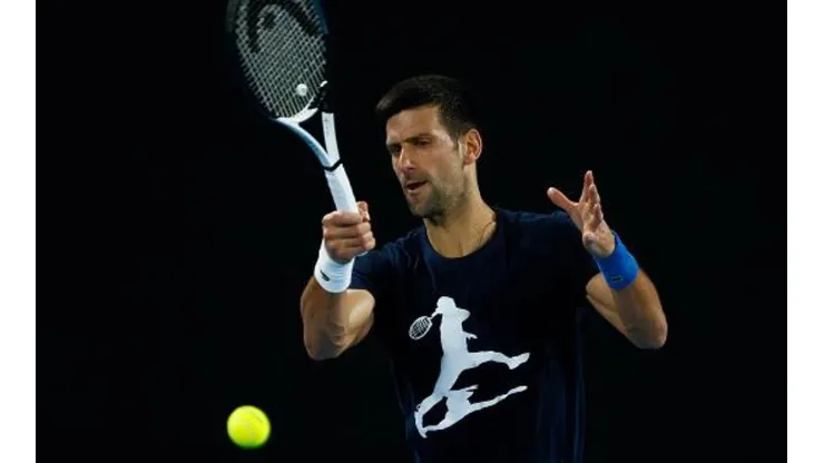 Novak Djokovic em ação durante antiga edição do Aberto da Austrália (Foto: Daniel Pockett/Getty Images)