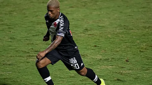 Foto: Jorge Rodrigues/AGIF - Juninho é cria da base vascaína e despertou interesse do futebol árabe