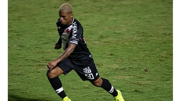 Foto: Jorge Rodrigues/AGIF - Juninho é cria da base vascaína e despertou interesse do futebol árabe