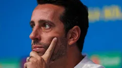 Foto: Buda Mendes/Getty Images - Edu Gaspar tem relatório de Matheus Donelli em mãos no Arsenal