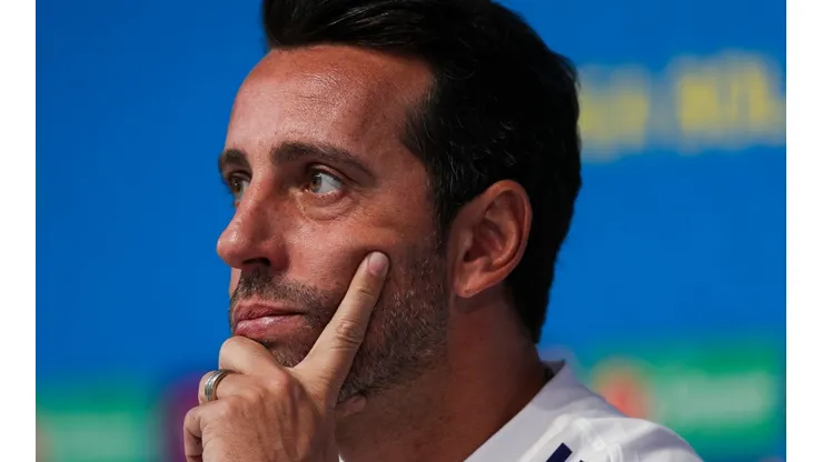 Foto: Buda Mendes/Getty Images - Edu Gaspar tem relatório de Matheus Donelli em mãos no Arsenal