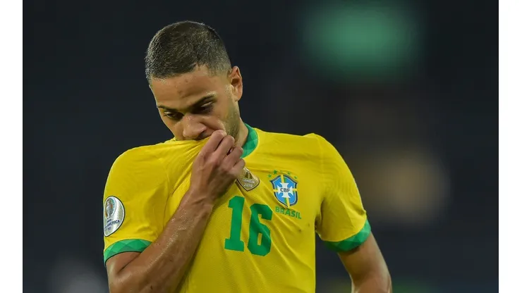 Renan Lodi com a camisa da seleção brasileira (Foto: Thiago Ribeiro/AGIF)