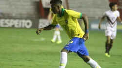 Rodrygo com a camisa da seleção brasileira (Foto: Marcel Lisboa/AGIF)