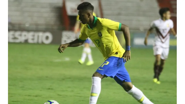 Rodrygo com a camisa da seleção brasileira (Foto: Marcel Lisboa/AGIF)