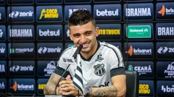 Foto: (Site Oficial Ceará/Felipe Santos/Ceará SC) - Victor Luís foi oficialmente apresentado pelo Ceará nesta quinta-feira (13)