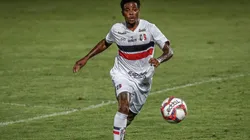 Foto: (Paulo Paiva/AGIF) - Adriano Michael Jackson deixou o Santa Cruz em junho de 2021, mas continua sendo pauta nos bastidores