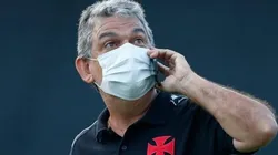 Foto: Rafael Ribeiro / Site Oficial do Vasco - Carlos Brazil é informado sobre decisão de reforço desejado pelo Vasco