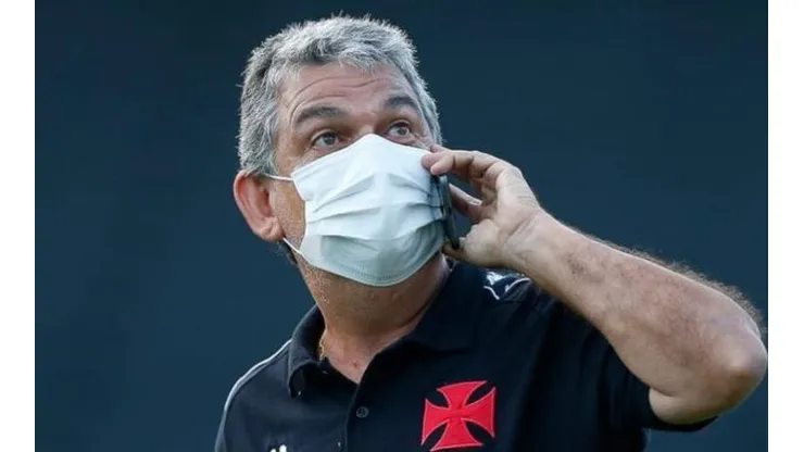 Foto: Rafael Ribeiro / Site Oficial do Vasco - Carlos Brazil é informado sobre decisão de reforço desejado pelo Vasco