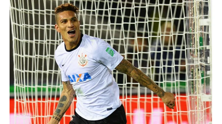 Foto: Mike Hewitt - FIFA/FIFA via Getty Images - Guerrero trocou a Bundesliga para ser campeão mundial pelo Corinthians. Será que Alario fará o mesmo pelo Palmeiras?