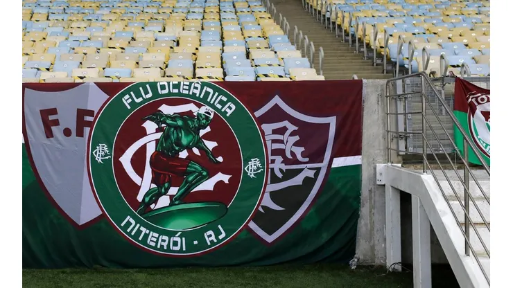 Silvia Izquierdo - Pool/Getty Images - Dois dos símbolos do Fluminense em uma bandeira do torcida tricolor