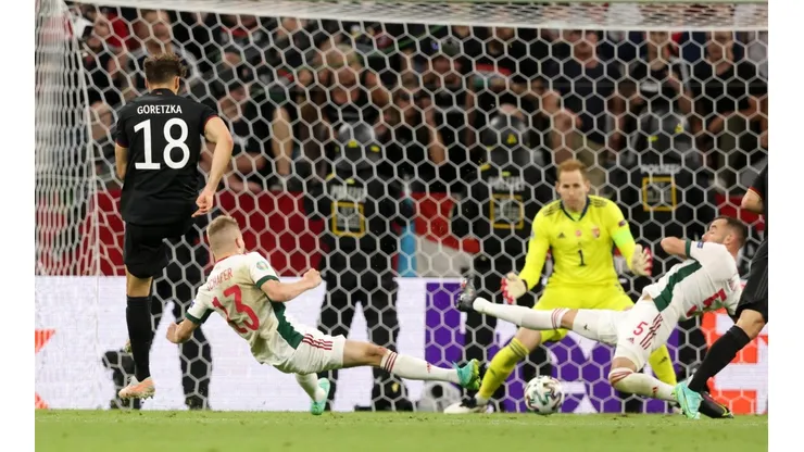Stefan Matzke - sampics/Corbis via Getty Images - Goretzka marcando o "gol do ano" da seleção alemã em 2021