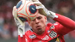 Ivan em ação pela Ponte Preta (Foto: Marcello Zambrana/AGIF)