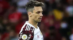 Foto: Pedro H. Tesch/AGIF - Rodrigo Caio pode perder titularidade no Flamengo