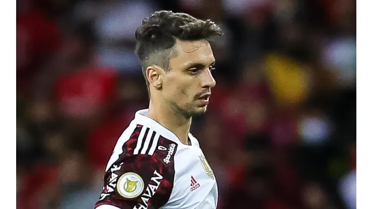 Foto: Pedro H. Tesch/AGIF - Rodrigo Caio pode perder titularidade no Flamengo