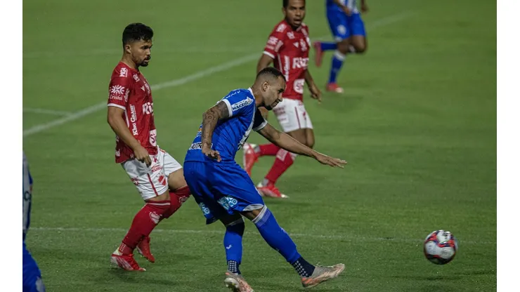 Foto: Celio Junior/AGIF - Marco Túlio em ação pelo CSA