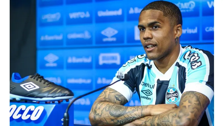 Foto: Lucas Uebel / Grêmio FBPA / Divulgação - Douglas Costa: camisa 10 se desculpou com os torcedores