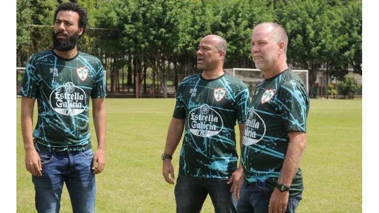 Sérgio Soares e comissão técnica conhecendo a estrutura da Portuguesa (Foto: Dorival Rosa/Portuguesa)
