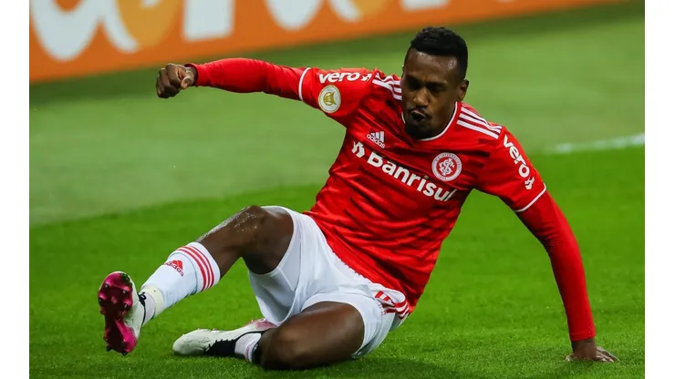 Foto: Pedro H. Tesch/AGIF | Edenílson é alvo do Atlético-MG para 2022