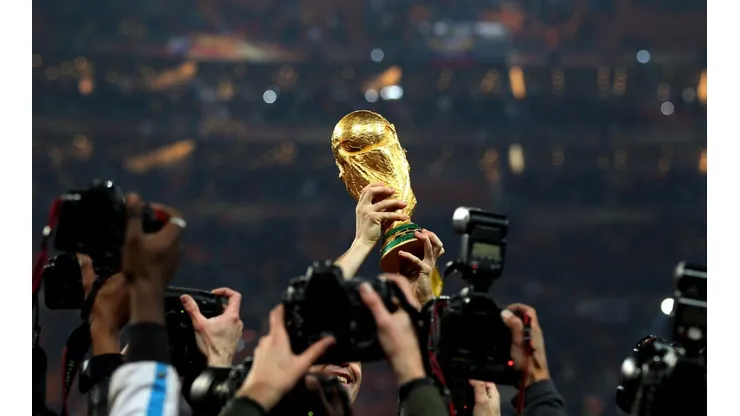 Clive Rose/Getty Images - Quem ficará com a tão sonhada Copa do Mundo?