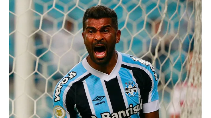 Foto: Silvio Avila/Getty Images - Thiago Santos tem contrato no Grêmio até o fim de 2023 e não quer sair do clube até retorno à primeira divisão
