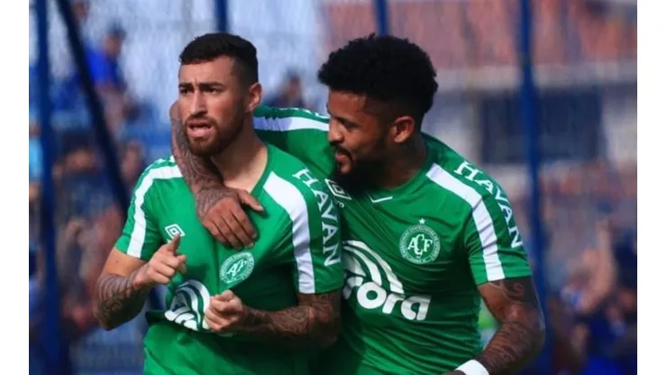 Foto: Márcio Cunha / Chapecoense - Moccelin (à esq.) foi destaque da Chape no acesso à elite do BR em 2020