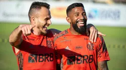 Foto: Alexandre Vidal/CRF - Renê (à esq.) tem contrato expirando no Ninho do Urubu em dezembro e pode trocar o clube pelo Santos