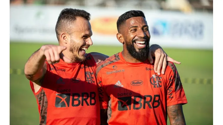 Foto: Alexandre Vidal/CRF - Renê (à esq.) tem contrato expirando no Ninho do Urubu em dezembro e pode trocar o clube pelo Santos