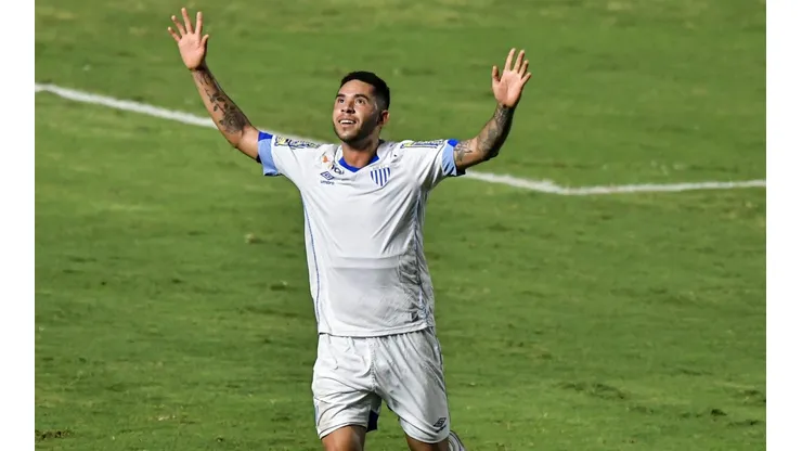 Thiago Ribeiro/AGIF - Renato comemorando gol pelo Avaí