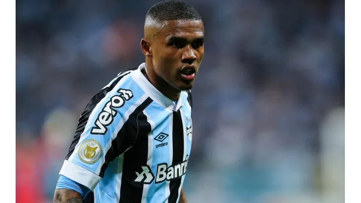 Foto: Pedro H. Tesch/AGIF - Douglas Costa: São Paulo desistiu do camisa 10, mas tentou outro nome do Grêmio