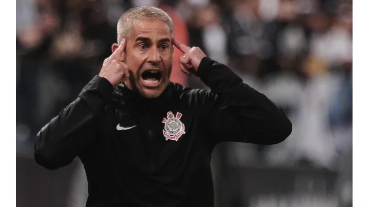 Foto: Ettore Chiereguini/AGIF - Patrocinador define alvo para camisa 9 de Sylvinho em 2022