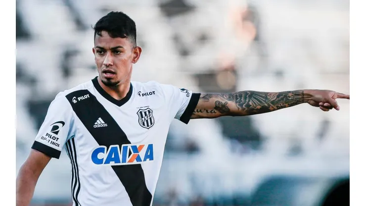 Lucca vestiu a camisa da Ponte Preta em 2017 (Foto: Ale Cabral/AGIF)