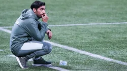 Alexandre Schneider/Getty Images - Técnico do Palmeiras à beira do campo no Allianz Parque