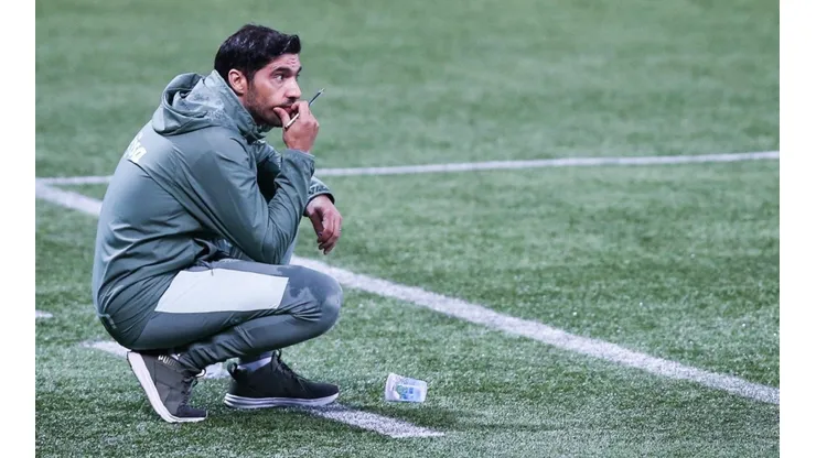 Alexandre Schneider/Getty Images - Técnico do Palmeiras à beira do campo no Allianz Parque