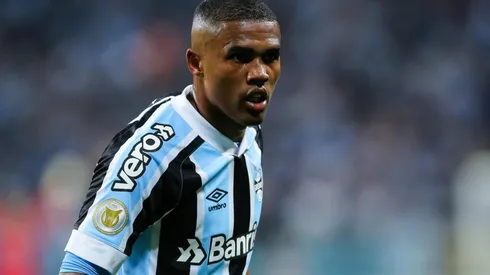 Foto: Pedro H. Tesch/AGIF - Douglas Costa em ação pelo Grêmio